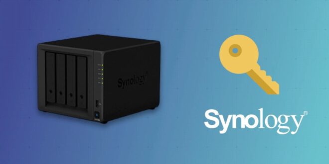 Un périphérique NAS Synology représenté à côté d'une clé dorée, symbolisant l'authentification par clé SSH, sur un fond dégradé bleu avec le logo Synology.