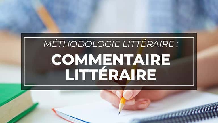 Les mains d'une personne sont représentées tenant un crayon et écrivant sur un bloc notes. La superposition de texte indique « Méthodologie Littéraire : Commentaire Littéraire » en lettres blanches sur fond sombre, mettant en valeur la méthode bac. En arrière plan, un livre vert est partiellement visible sur la table. La scène est bien éclairée.