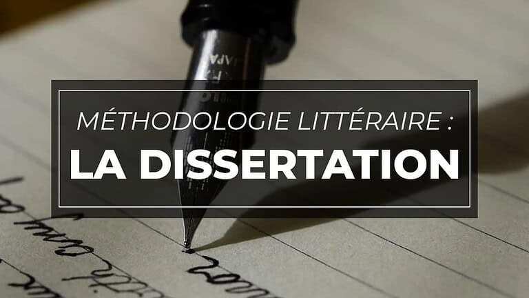 Une image en gros plan d’un stylo plume écrivant sur du papier ligné. Le fond est flou pour mettre en valeur la pointe du stylo, et les mots « Méthodologie littéraire : La Dissertation » sont bien en évidence en lettres blanches grasses sur un rectangle noir translucide, parfait pour une fiche méthode bac en dissertation en français.