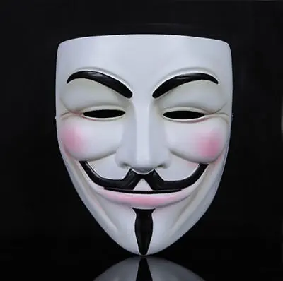 Un masque blanc de Guy Fawkes, symbole de la résistance moderne, comporte des sourcils noirs, une moustache et une barbiche. Des joues roses et des trous pour les yeux proéminents se détachent sur le fond noir, mettant en valeur son design emblématique.